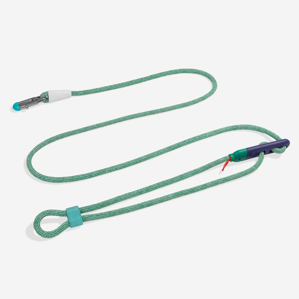 Correa Hands-free del diseño Vert, con cuerda de chenilla verde y blanca, hook con efecto dip turquesa y traba en morado