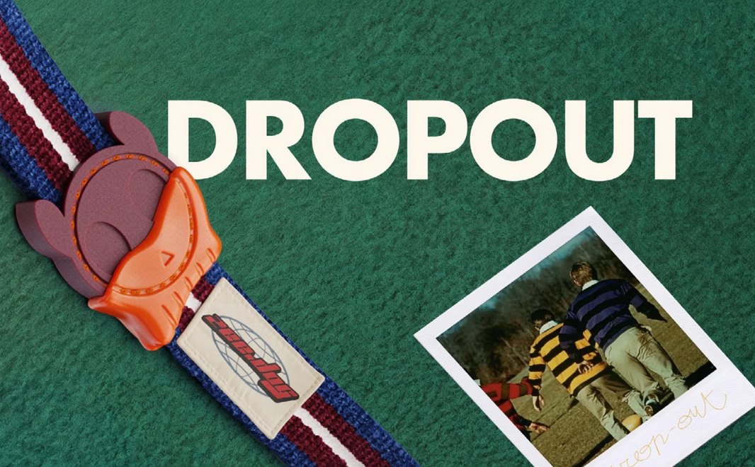 Collar Dropout en burdeos, marino y blanco sobre fieltro verde