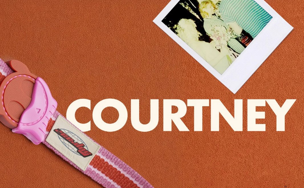 Collar Courtney en rosa y coral sobre fondo terracota